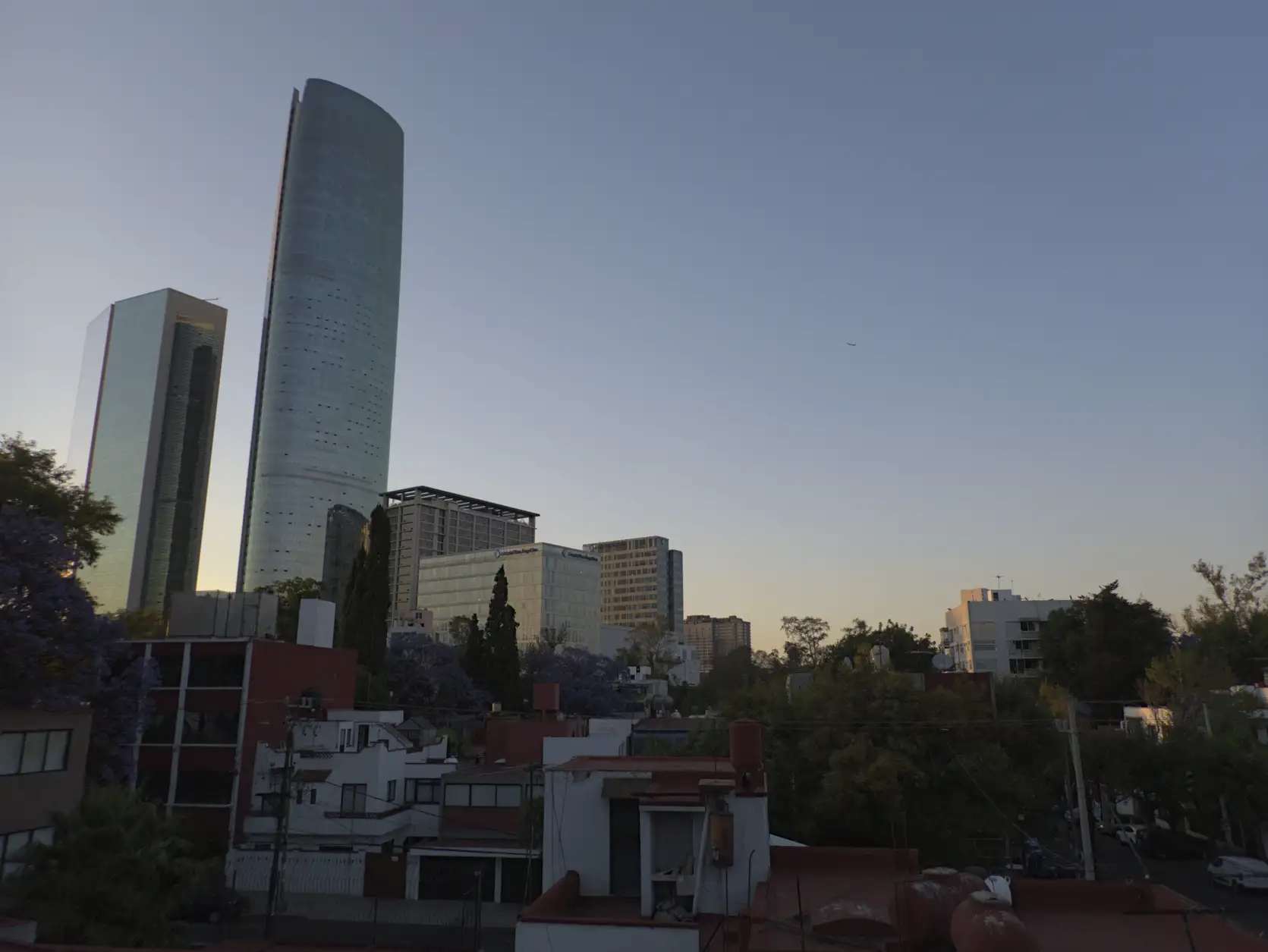 Sonnenuntergang in Coyoacán mit Sicht auf das Mítikah-Hochhaus