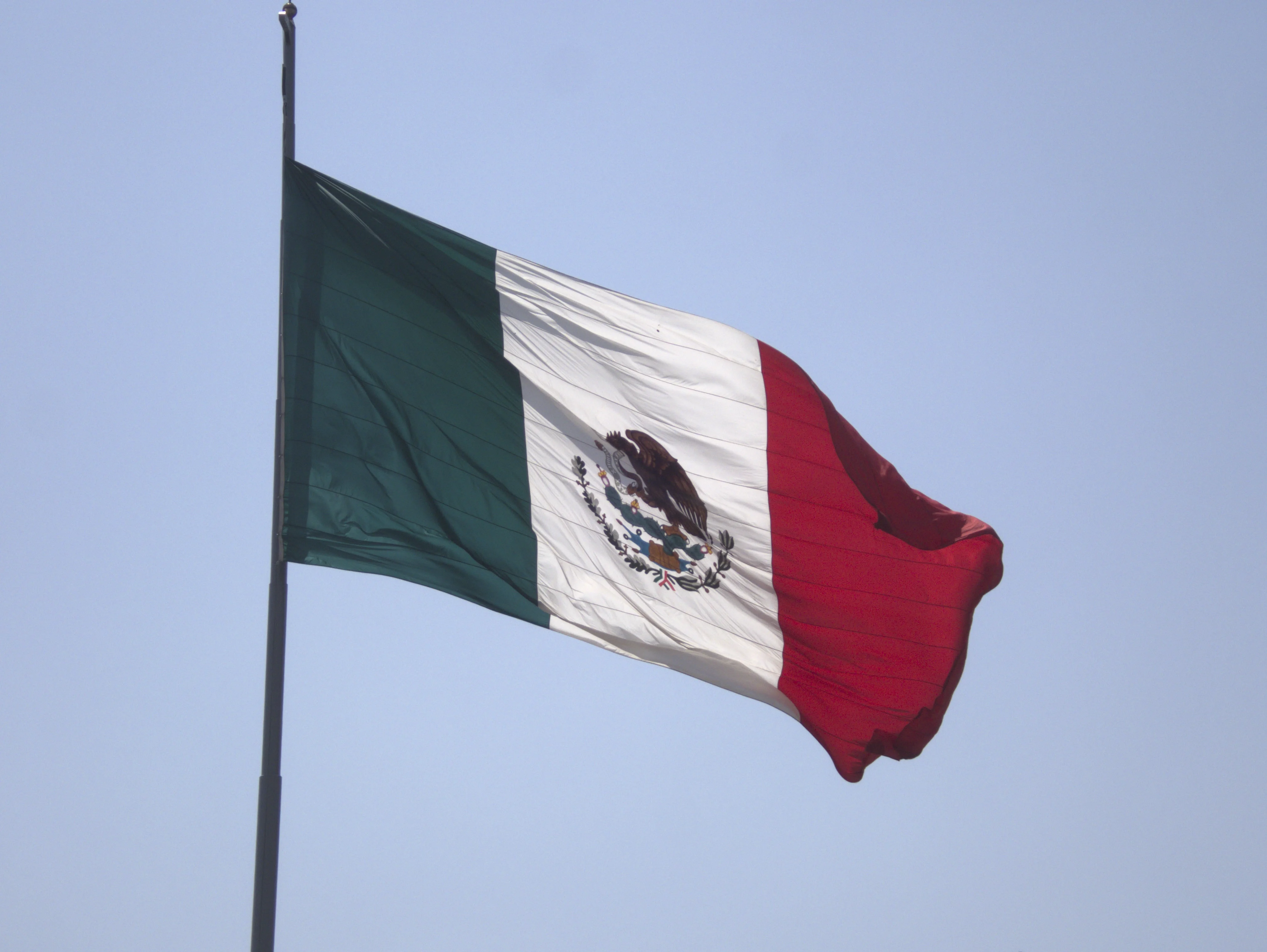 Die mexikanische Flagge am Hauptplatz von Mexiko-Stadt