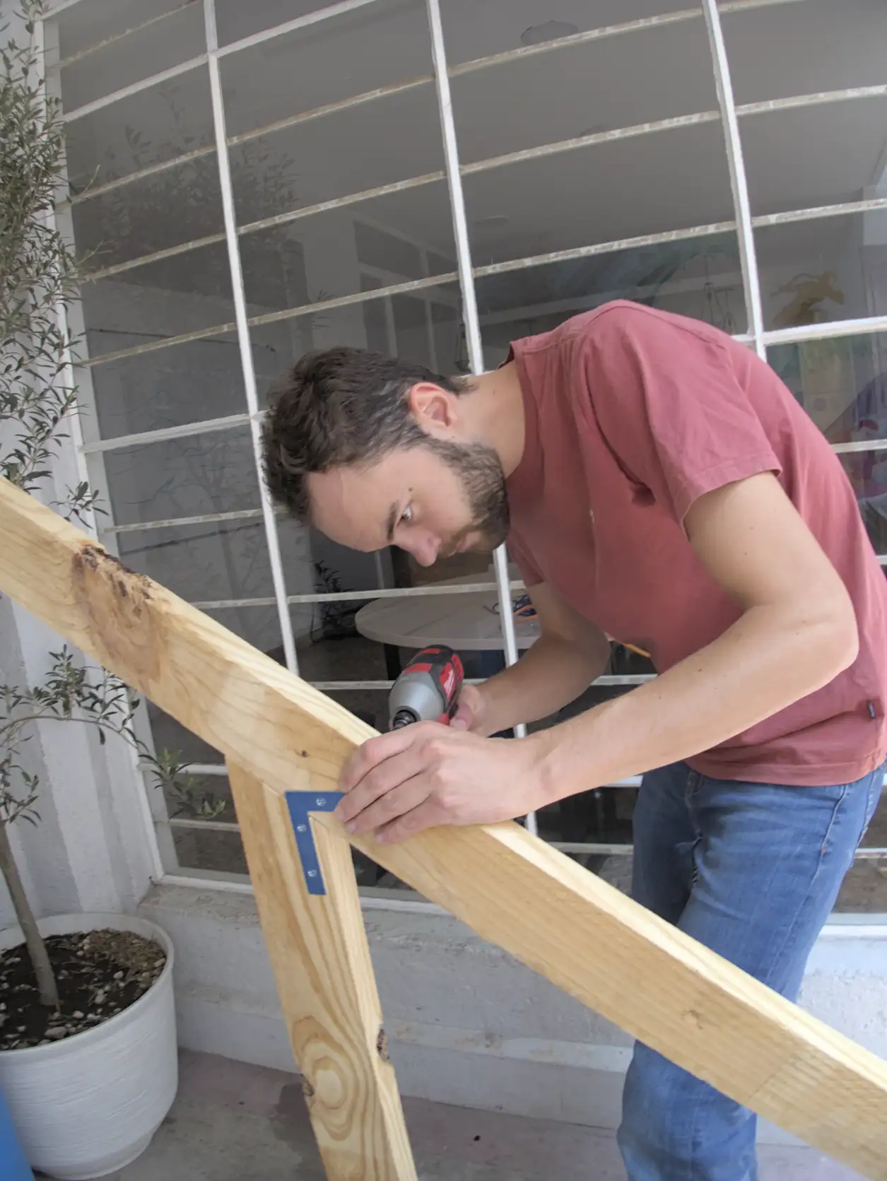 Zusammenschrauben der Holzbalken