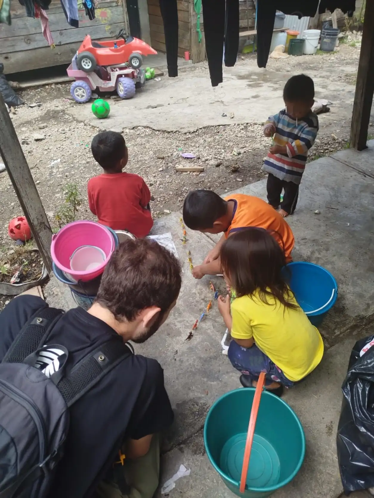The children playing with dinosaurs